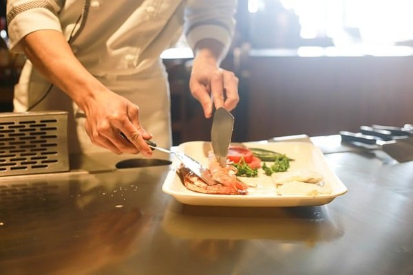 Quels sont les types de cuisine et les spécialités proposés par les restaurants ?