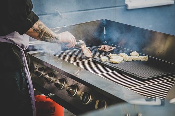Où trouver un restaurant qui propose une cuisine à la plancha en inox ?