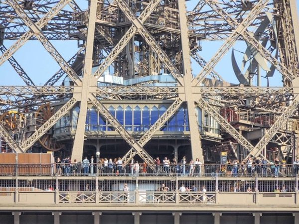Dîner dans les Nuages : Les Meilleurs Restaurants de la Tour Eiffel à Découvrir