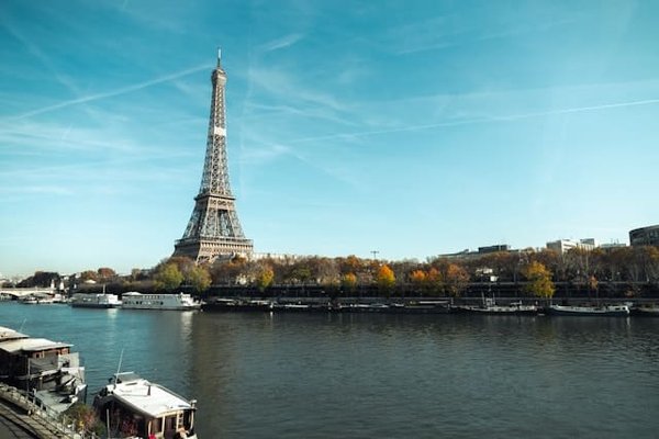 Dîner sur la Seine : Découvrez le Charme du Bateau Mouche Restaurant à Paris